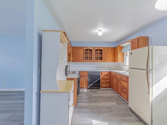 5th image of 395 Wisteria Rd