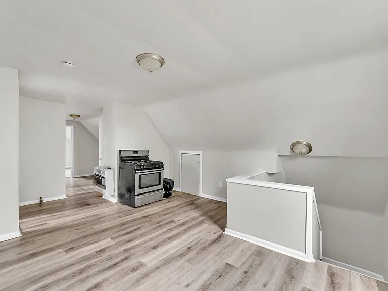 3645 E 146th St #3 — Photo 3
