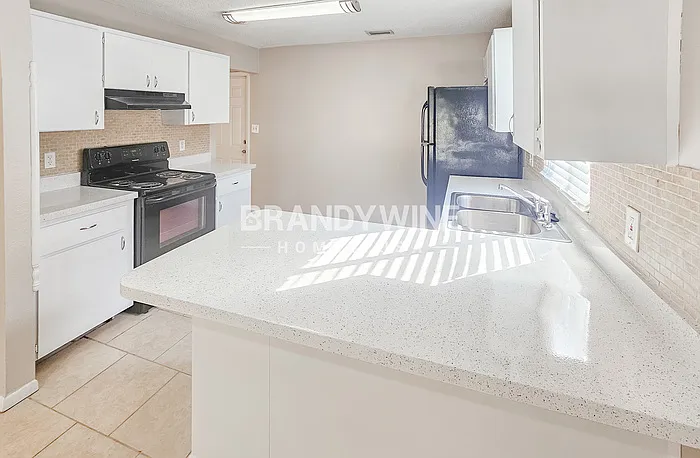 28305 International Ct — Photo 12