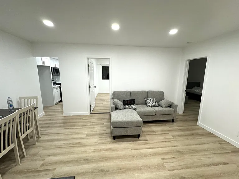 933 Hilgard Ave #202 — Photo 5