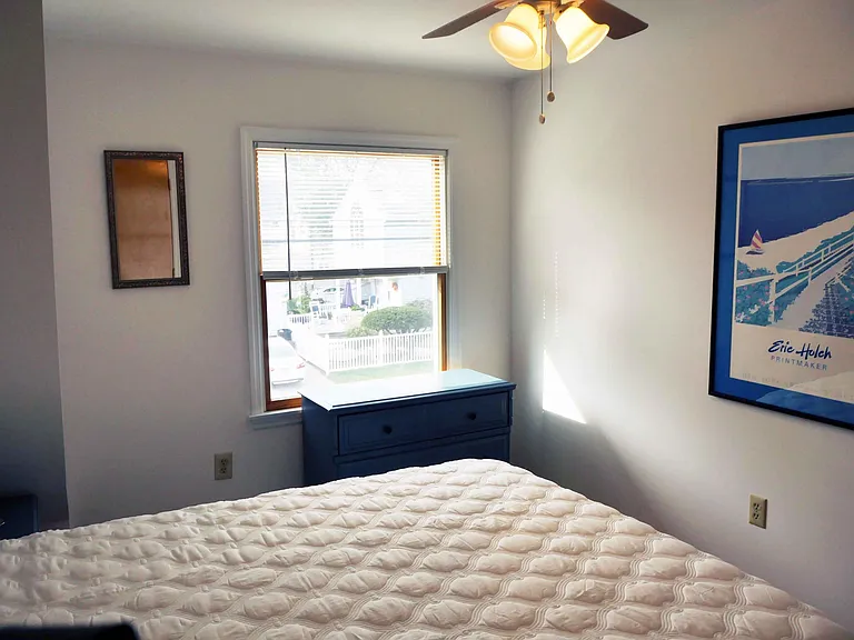 2nd floor queen bedroom