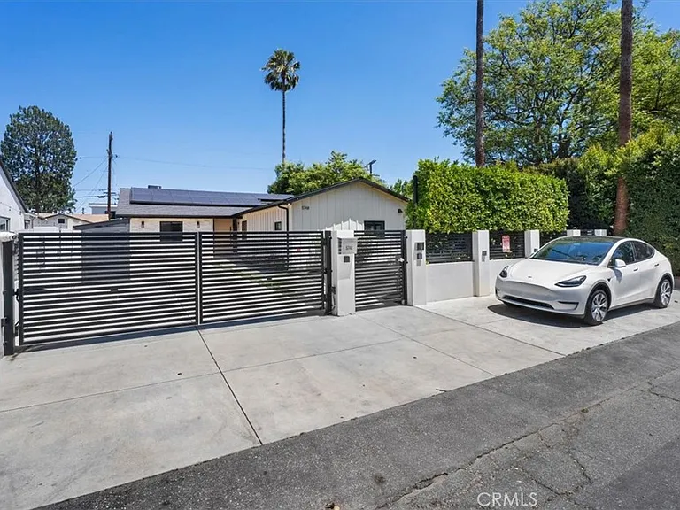 5748 Vesper Ave — Photo 4