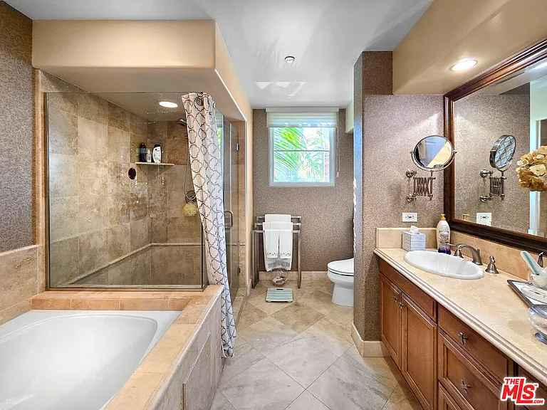 10795 Wilshire Blvd #304 — Photo 30