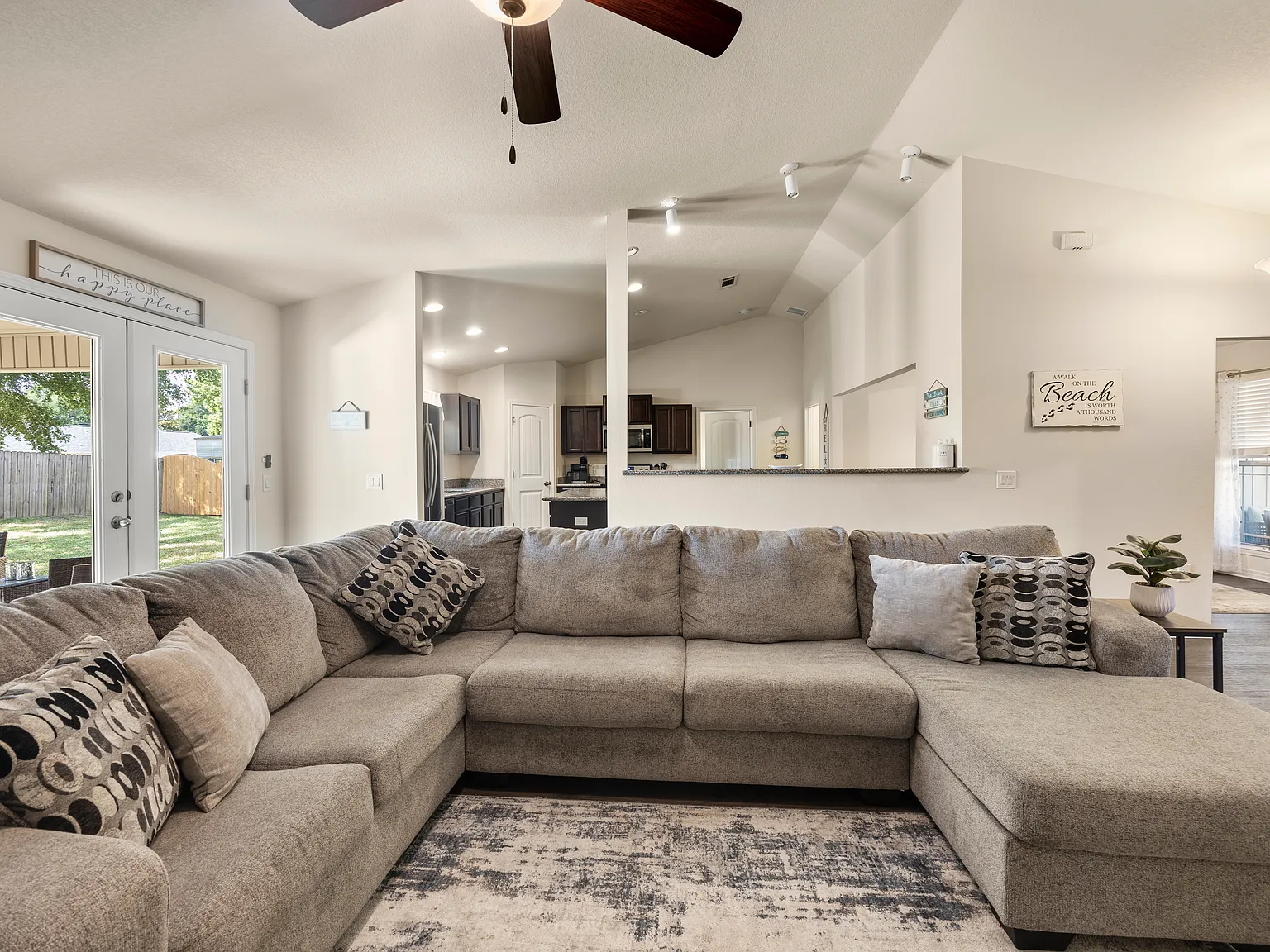 4 bed, 2063 sqft, $4,000 — Photo 4