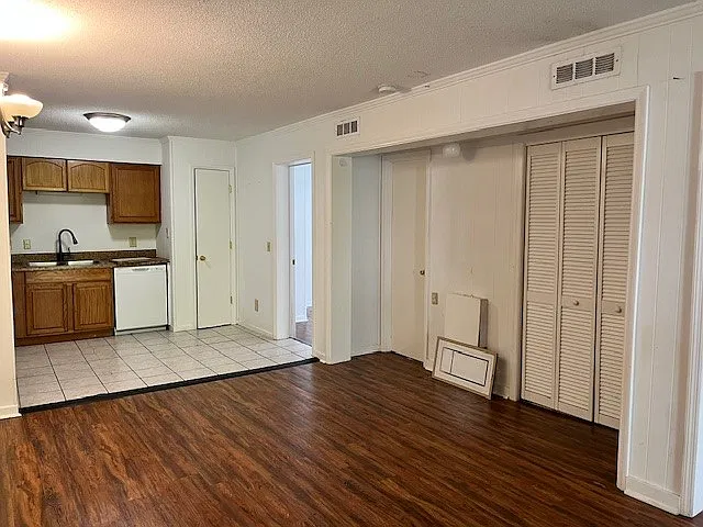 2 bed, 1.5 bath, 864 sqft, $2,000 — Photo 3