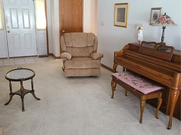 3rd image of 908 Stratford Dr