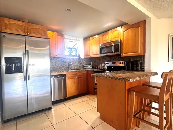 8290 Lake Dr APT 506, Doral, FL 33166