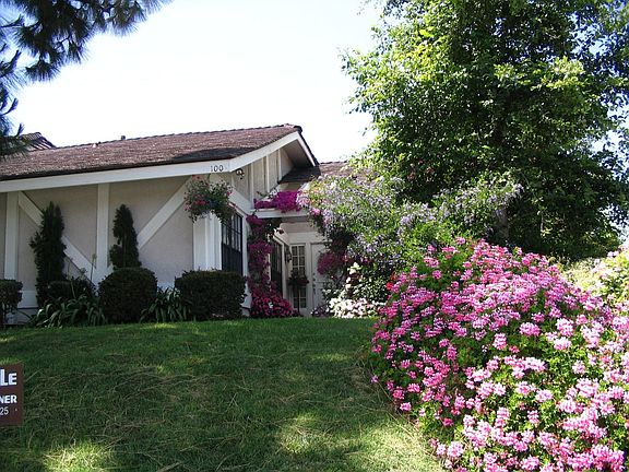 Approx. 2,000 sq. ft. Full Front Yard