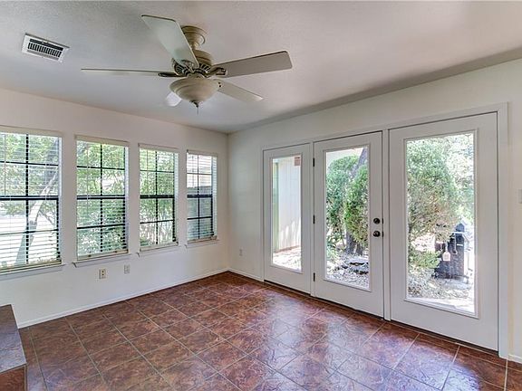 5th image of 206 E Park St