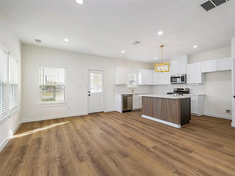 6417 Eastland St — Photo 4