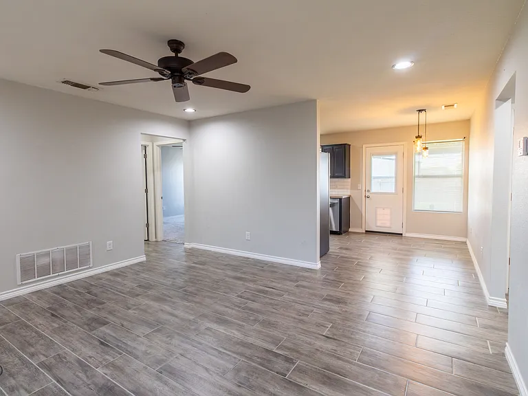 1218 Newman Ave — Photo 3