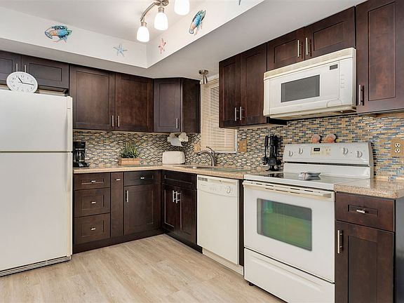 4th image of 33 36th St APT 2B
