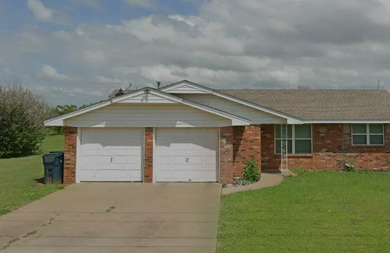 10904 N Lee Ave — Photo 1