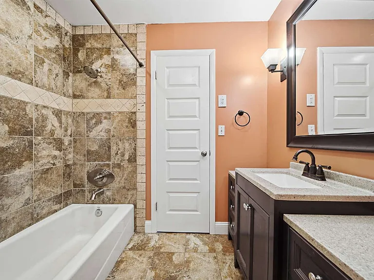 2820 S Hudson Ave — Photo 16