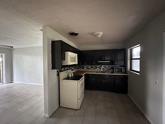 5th image of 2728 Sunshine Dr S