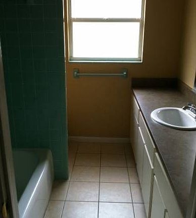 5th image of 3211 E Hanna Ave