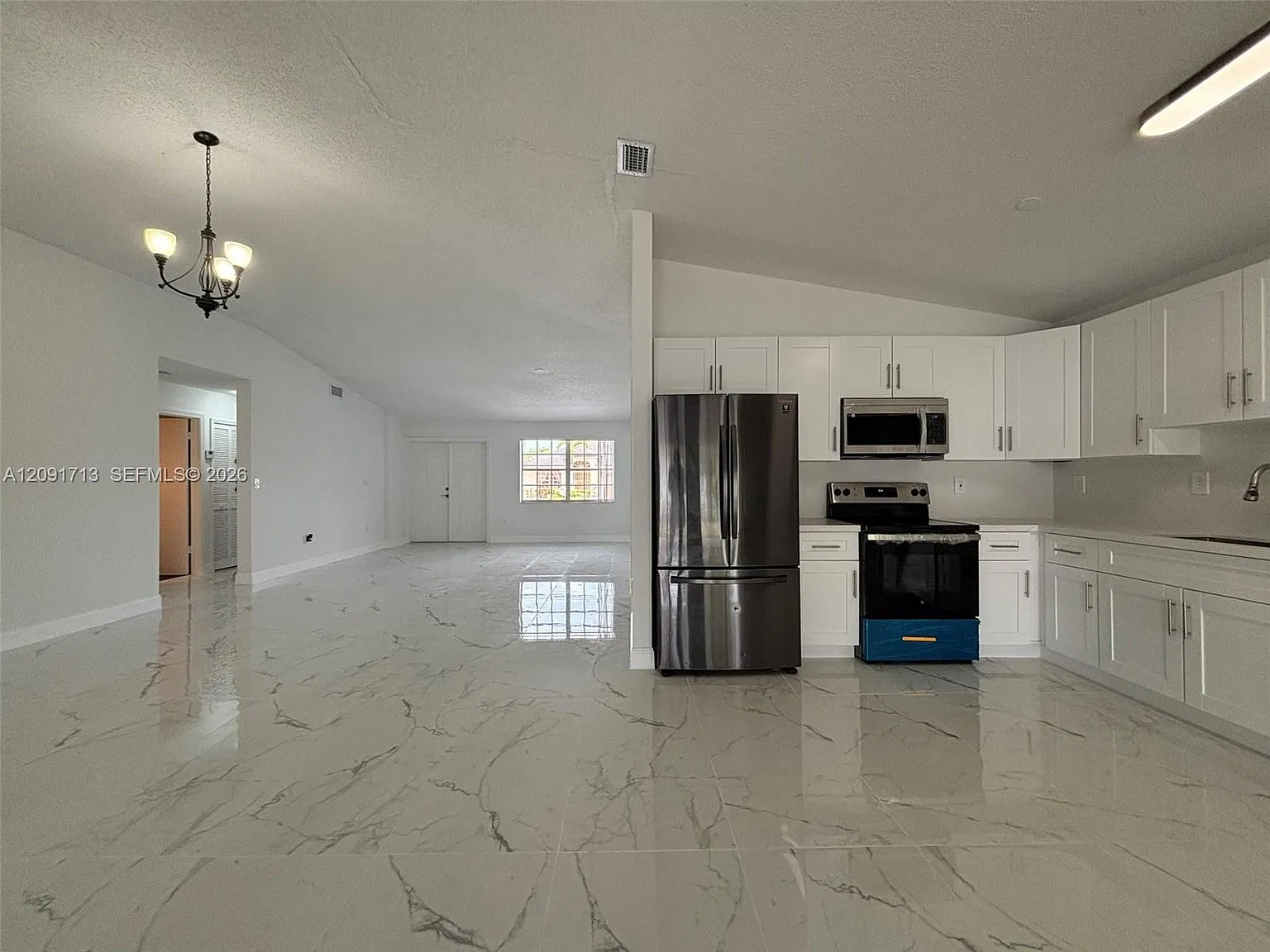 4 bed, 1909 sqft, $3,750 — Photo 3