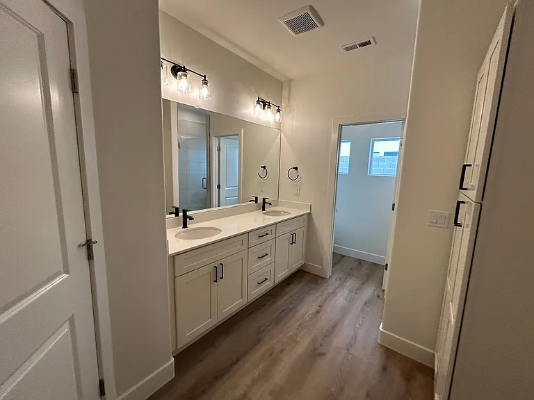 1544 E Mead Ln — Photo 31