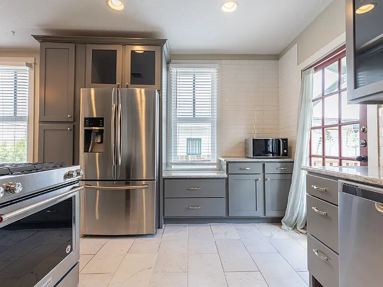 1121 E Crockett St — Photo 11