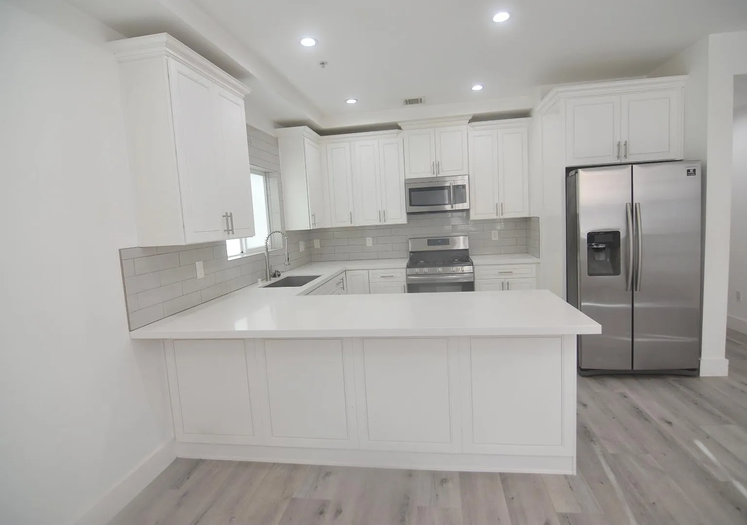 7129 S La Cienega Blvd — Photo 2