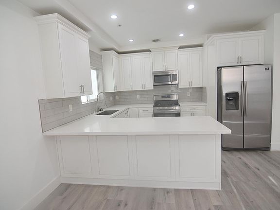 2nd image of 7129 S La Cienega Blvd