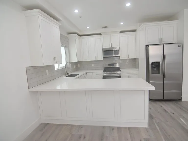 7129 S La Cienega Blvd — Photo 2