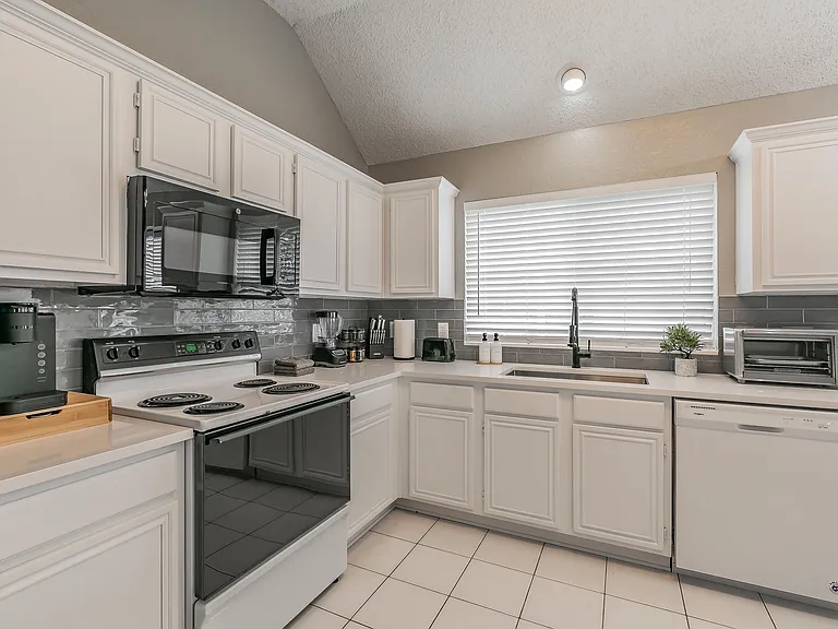 7017 Chateau Dr — Photo 31