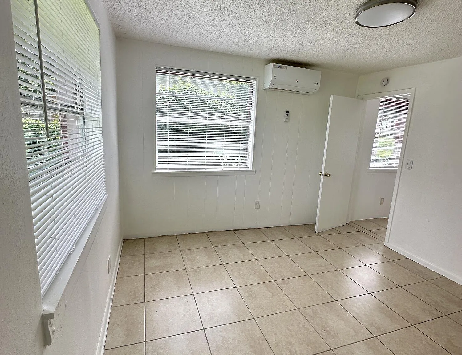 1 bed, 1.0 bath, $925 — Photo 2