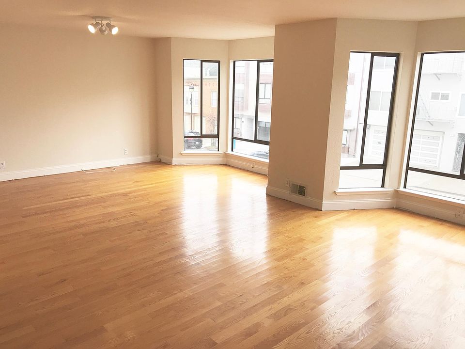 Airy Bright Spacious Living/Dining Room with Gorgeous Hardwo