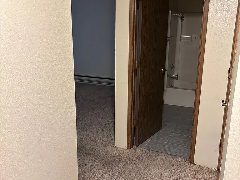 1 Bedroom 1 Bathroom at Hollywood Park Apartments — Photo 4