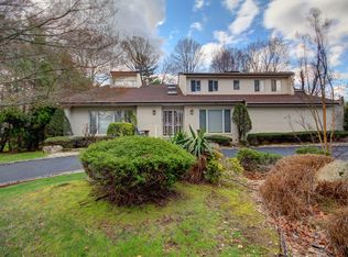 2 Woodland Ct, Roslyn, NY 11576