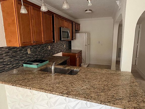 5th image of 711 Fernwood Drive
