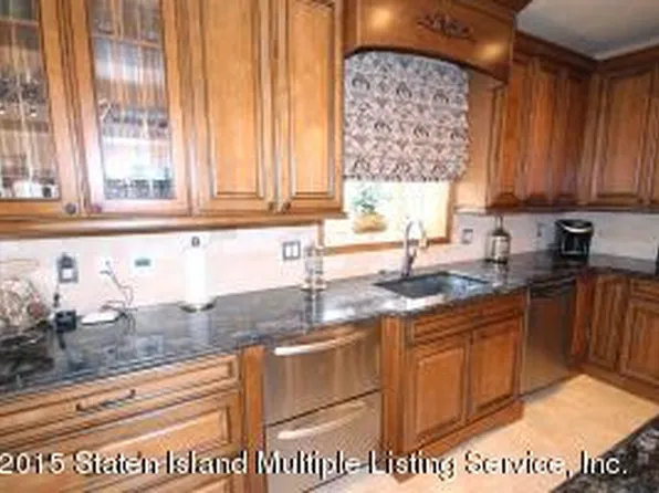205 Arbutus Avenue image 1 of 8