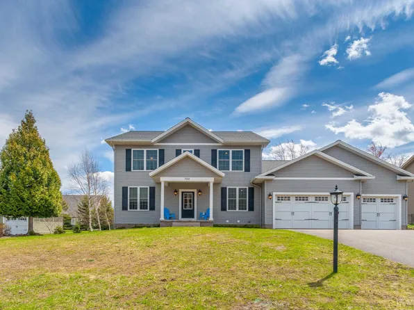709 Horizons Dr, Marquette, MI 49855