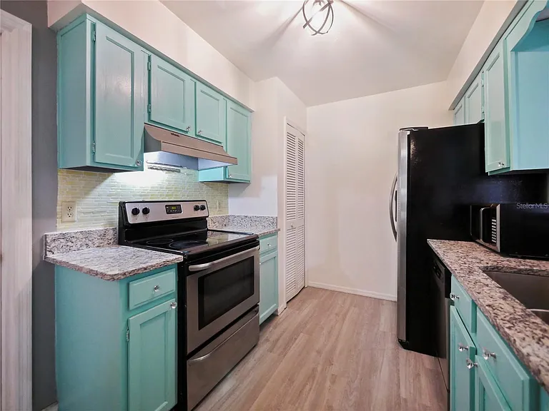 240 Maureen Dr — Photo 39