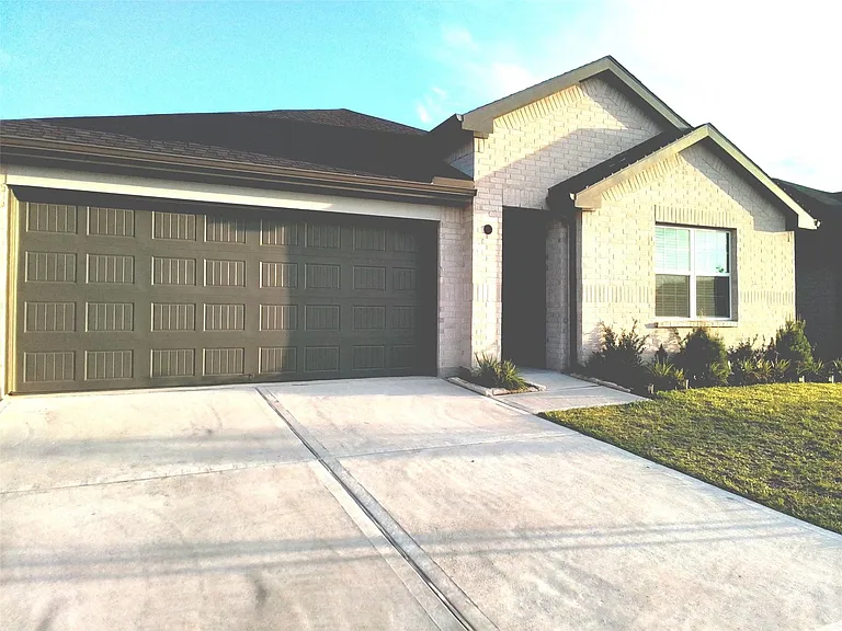 31739 Margaret Woods Ln — Photo 2