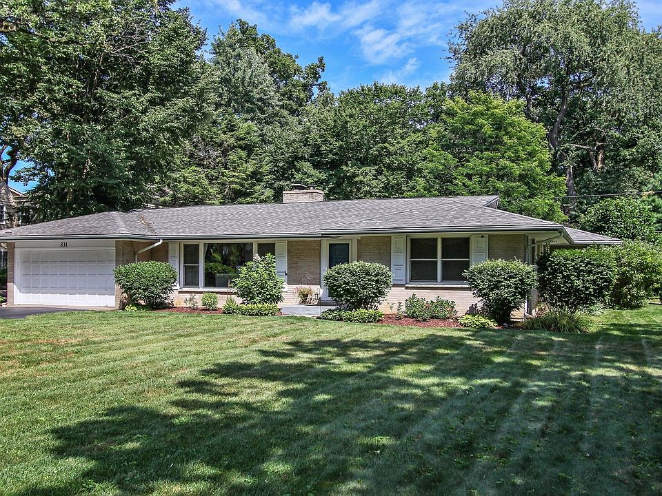 ALL BRICK CLASSIC RANCH SITUATED IN THE GATES OF LAKEWOOD