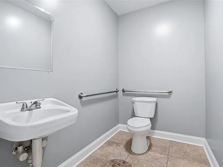 2412 Maplewood Dr #1 — Photo 10