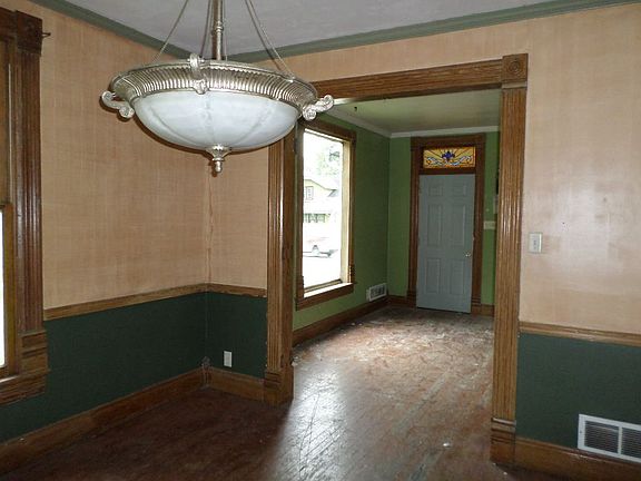 5th image of 700 W Lexington Ave