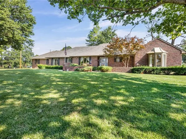 1102 Nakomis Dr, Paola, KS 66071