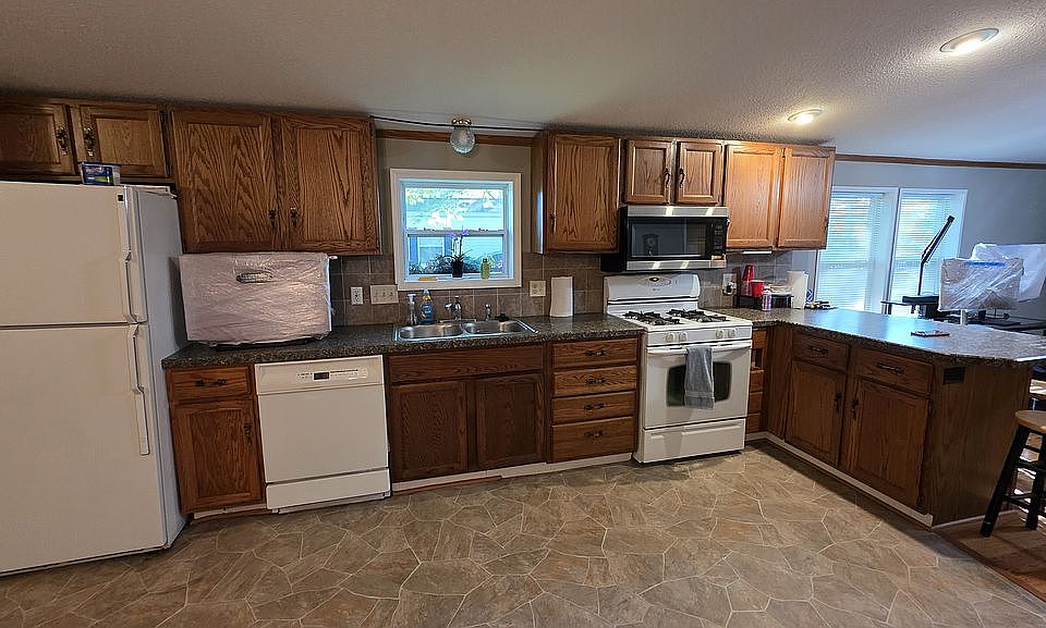 7th image of 1270 Shady Ln