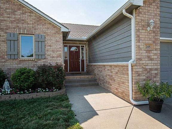 2nd image of 205 N Meadowlark Ct