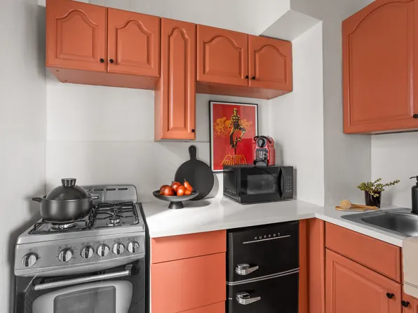 310 East 49th Street image 4 of 5