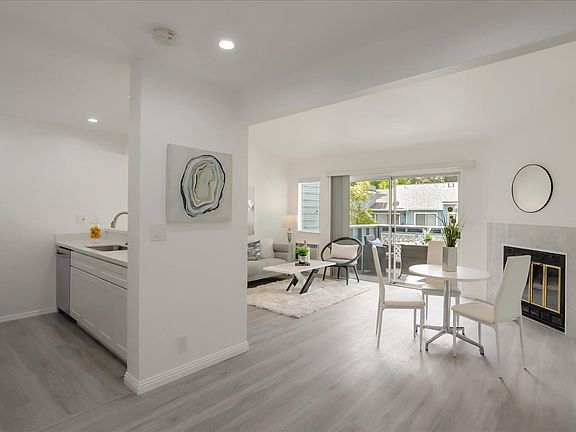 3rd image of 1507 Four Oaks Cir