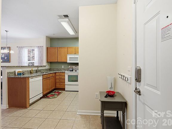 2nd image of 528 Appeldoorn Cir