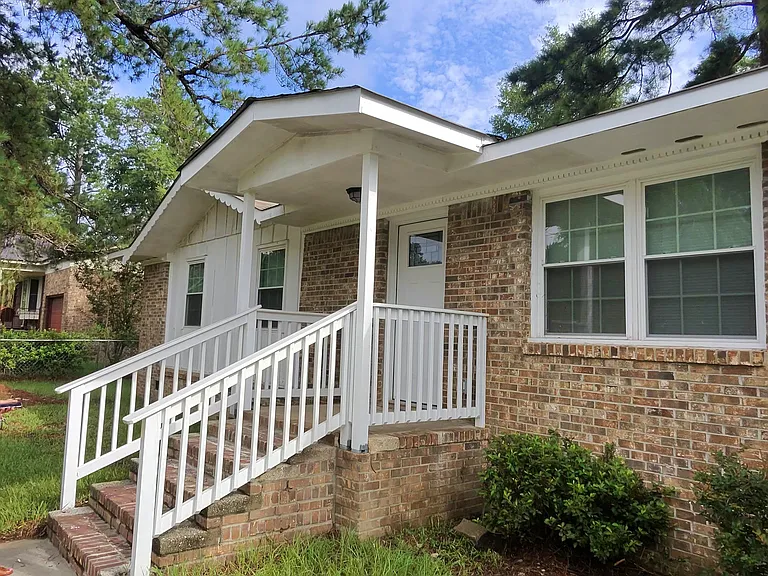 832 Newman St — Photo 1