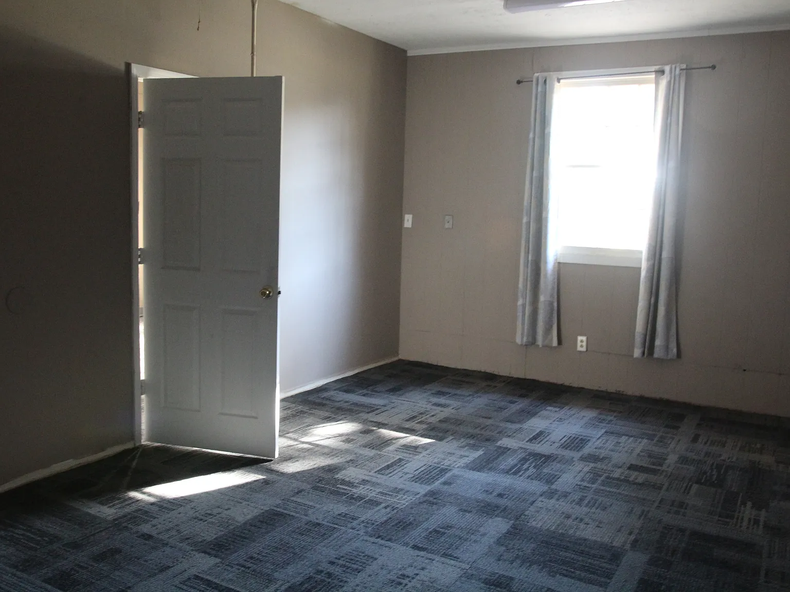 Evergreen Drive 2105* - 1 — Photo 4
