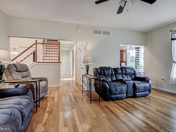5th image of 152 Aster Ave