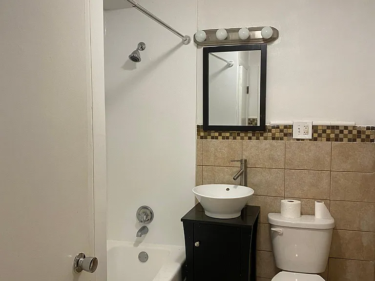 425 S Huntington Ave #2 — Photo 10