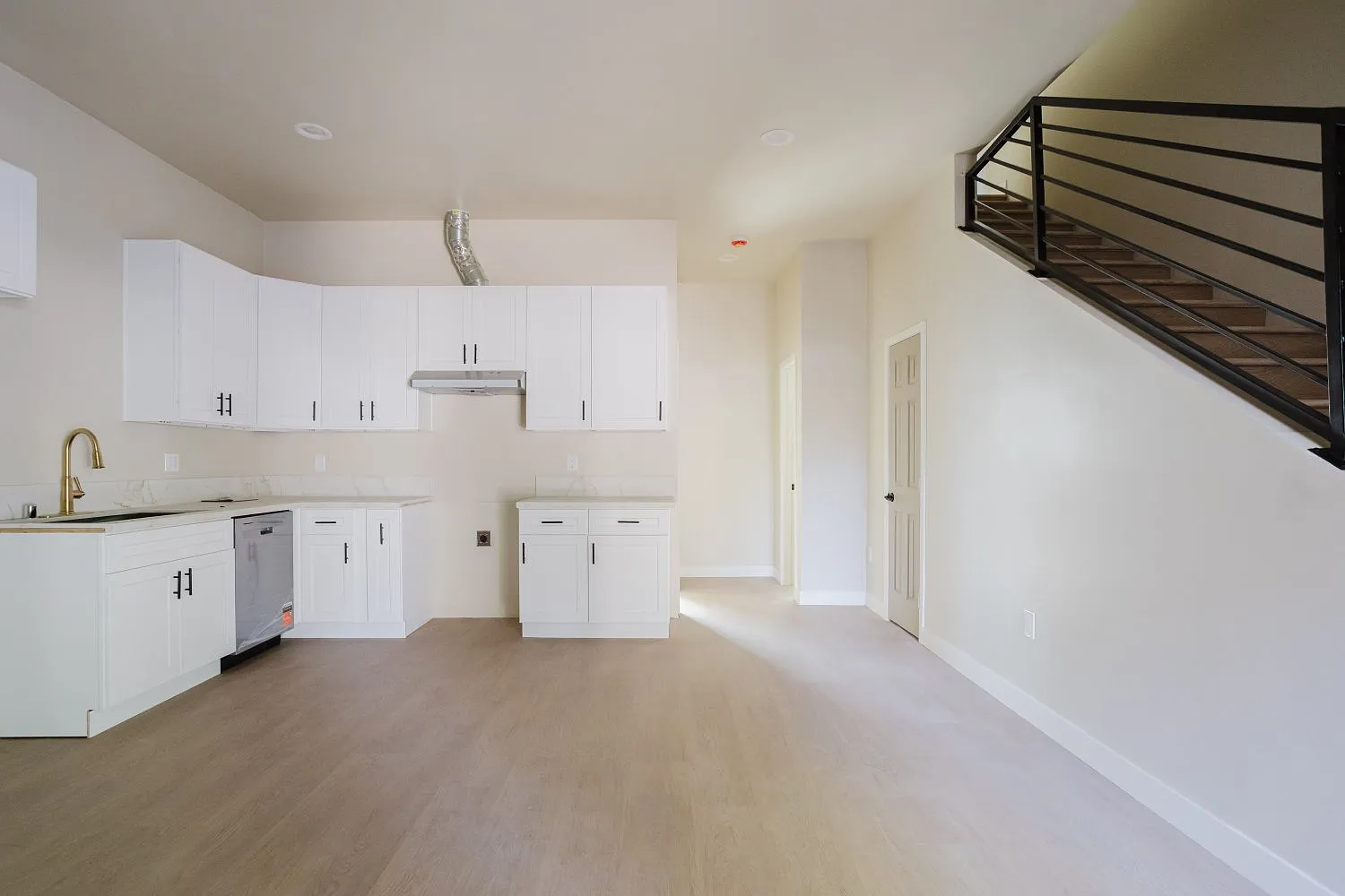 3 bed, 1200 sqft, $3,300 — Photo 1